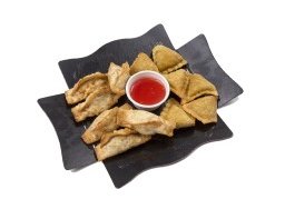 Bandeja de samosas de pollo al curry