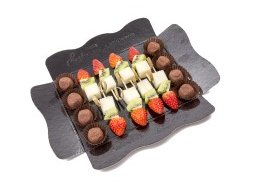 Bandeja de brochetas de fruta y trufa